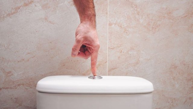 Ρίξτε ξύδι στο καζανάκι της τουαλέτας σας και πατήστε το! Δεν φαντάζεστε τι θα συμβεί