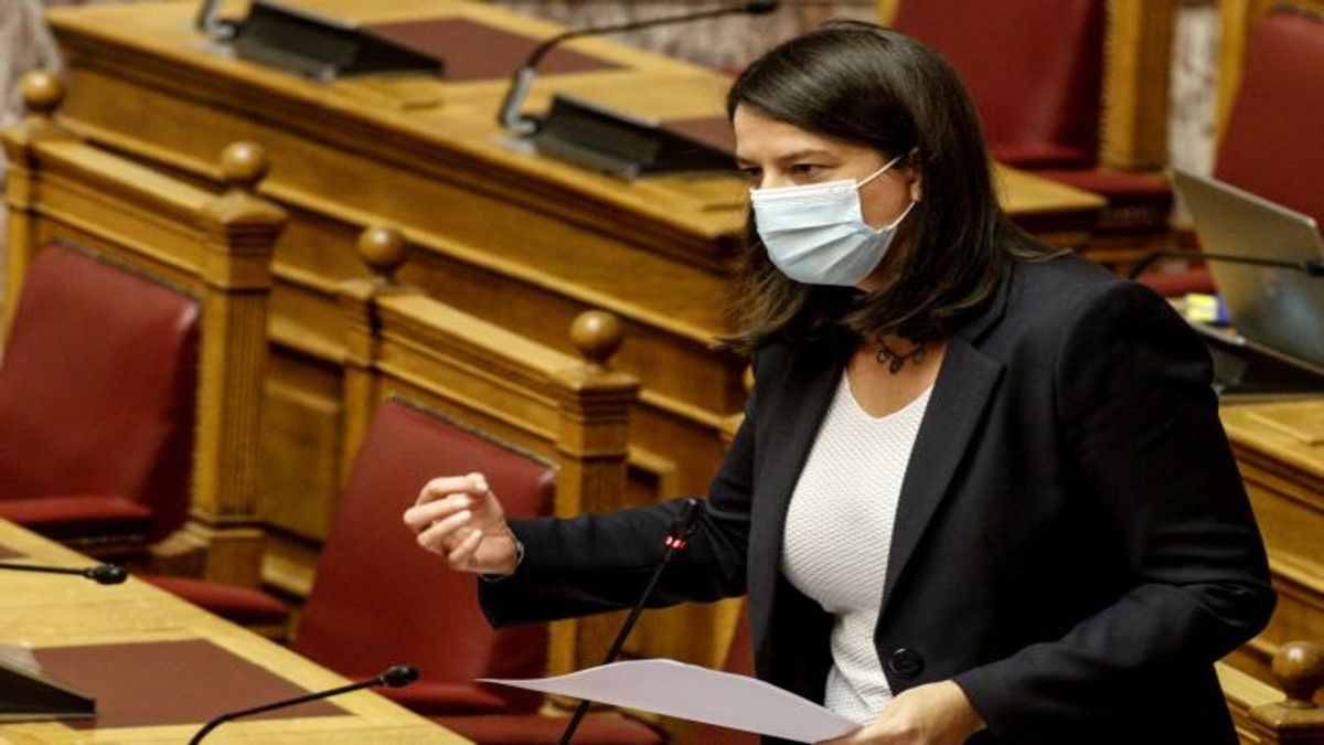 “Κόλαφος” η τροπολογία Κεραμέως για τους αρνητές γονείς – Τι περιλαμβάνει