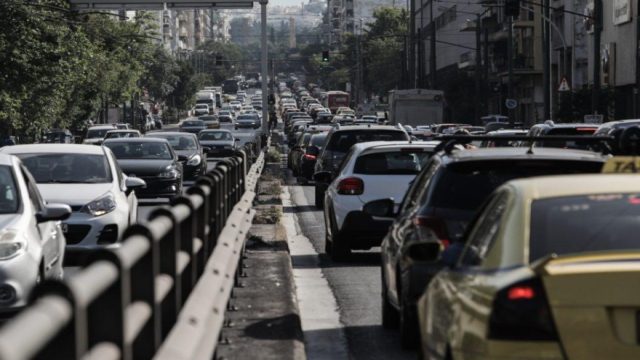 Κυκλοφοριακό κομφούζιο: «Στενάζει» ο Κηφισός και στα δύο ρεύματα – Καθυστερήσεις και στην Αττική Οδό (photo)