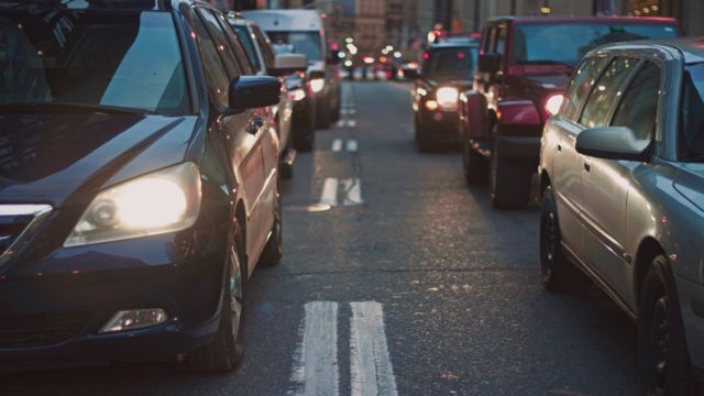 Πόσες ώρες από τη ζωή τους έχουν χάσει οι Αθηναίοι οδηγοί κολλημένοι σε… μποτιλιάρισμα