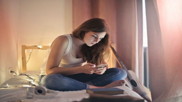 Προσοχή: Αυτά τα 3 ζώδια ψάχνουν το κινητό του συντρόφου τους