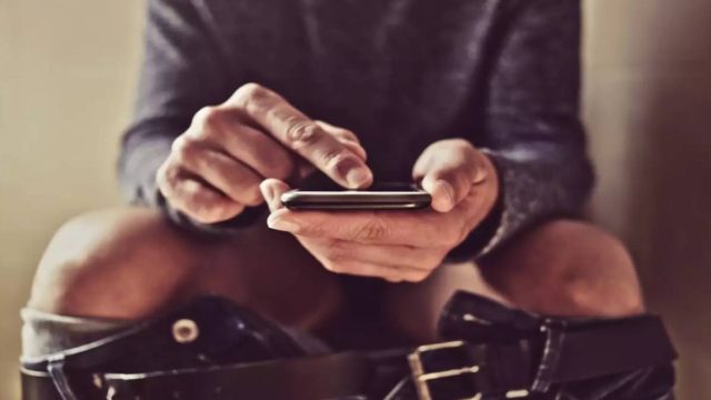 Αν χρησιμοποιείτε το κινητό σας μέσα στην τουαλέτα, σταματήστε το αμέσως! Θέτετε σε σοβαρό κίνδυνο την υγεία σας…