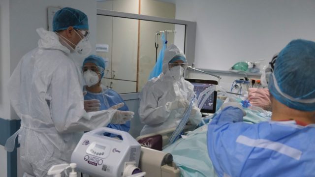 Κορωνοϊός: Νέα έξαρση με 5.641 κρούσματα – Συγκλονίζει η καθημερινή εκατόμβη νεκρών