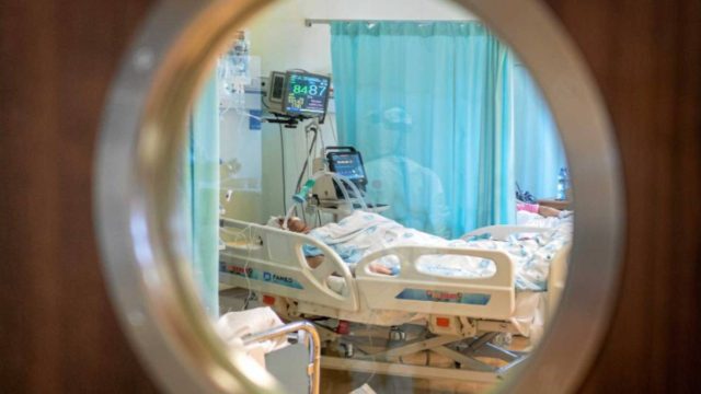 Συναγερμός στη κυβέρνηση με τους 130 νεκρούς σε 24 ώρες! Πότε έρχονται στην Ελλάδα τα χάπια Merc και Pfizer;