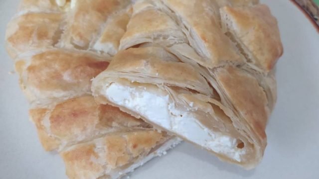 Τυρόπιτα κοτσίδα με φύλλο σφολιάτας και άλλα 3 υλικά