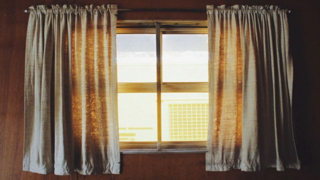 Με αυτό το κόλπο τα παράθυρα σας θα φαίνονται πιο μεγάλα!