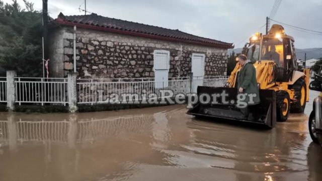 Λαμία: Πλημμύρισε ο Σπερχειός και «κατάπιε» την πόλη – Η συγκλονιστική προσπάθεια απεγκλωβισμού πολιτών στο χωριό Κόμμα