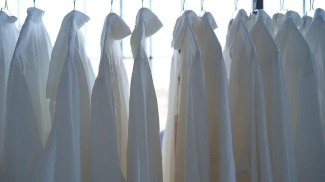 Λευκά πουκάμισα: Η σωτήρια λύση για να εξαφανίσετε τους λεκέδες από ιδρώτα
