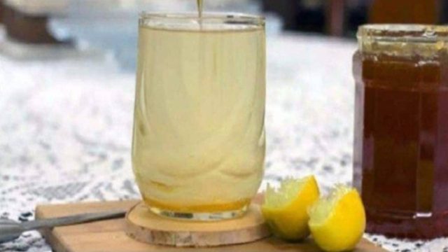 Αυτή η γυναίκα έπινε ζεστό νερό με μέλι και λεμόνι για έναν ολόκληρο χρόνο – Μαντέψτε τα αποτελέσματα!