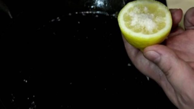 Βρόμικο τηγάνι; Κόψτε ένα λεμόνι και ρίξτε λίγο αλάτι – Τέλος στους λεκέδες που δεν βγαίνουν