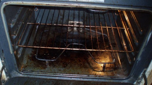 Λίπη στον φούρνο; Αυτό είναι το υλικό που χρησιμοποιείτε καθημερινά και τα εξαφανίζει