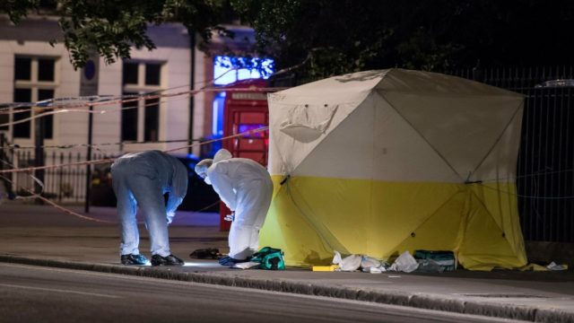 Πανικός στην Βρετανία με επίθεση σε πρεσβεία – Σοβαρός τραυματισμός διπλωμάτη