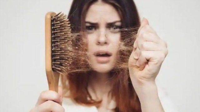 Γιατι χάνουμε μαλλιά; Αυτές είναι οι 5 βασικές αιτίες
