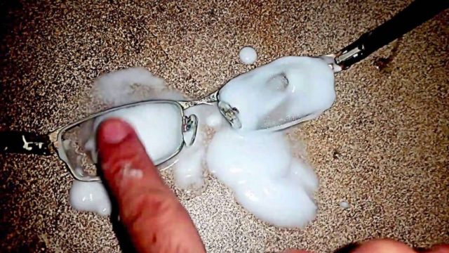 Παίρνει μαγειρική σόδα και τρίβει τα γυαλιά του! Το αποτέλεσμα; Απίθανο!