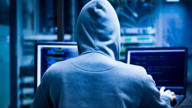 Νέος συναγερμός για τις ηλεκτρονικές απάτες – Αυτά είναι τα sms και e-mail με τα οποία μας κλέβουν