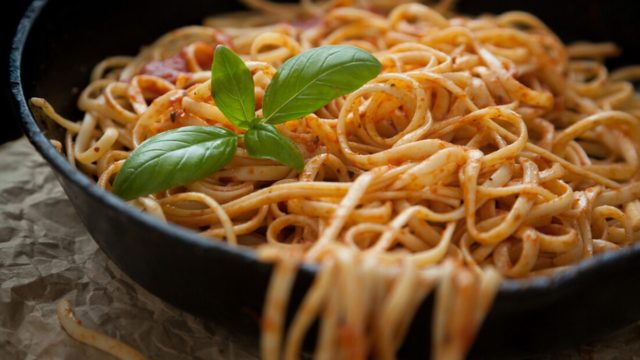 Μακαρόνια στο τηγάνι: Το απίθανο κόλπο για ένα θεϊκό πιάτο