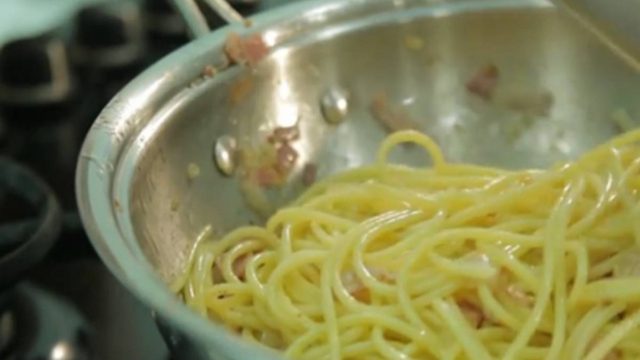 Το μπέικον στα μακαρόνια δεν είναι ασυνήθιστο, αλλά μόλις δείτε τι θα βάλει από πάνω…