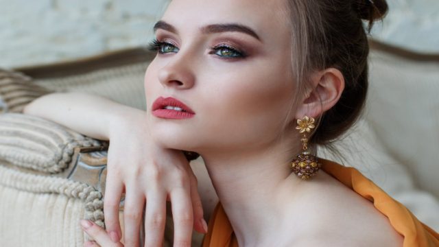 3 + 1 ιδέες μακιγιάζ για το ρεβεγιόν Χριστουγέννων – Δείτε βήμα βήμα πως θα τα πετύχετε