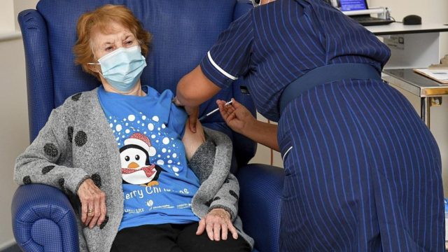 Συγκλονίζουν τα λόγια της Μάργκαρετ Κίναν – Τι λέει έναν χρόνο μετά, το άτομο που εμβολιάστηκε πρώτο στον κόσμο κατά της covid