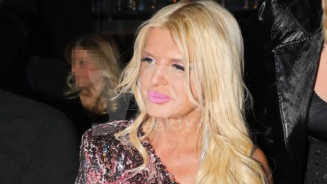 Με μίνι παγιετέ φόρεμα η Μαρίνα Πατούλη -Τα “έσπασε” στα μπουζούκια με το νέο της αμόρε