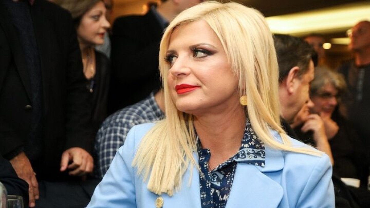 Νέα εμφάνιση «φωτιά» της Μαρίνας Πατούλη – Το «καυτό» μαύρο σορτσάκι που «κόλασε»