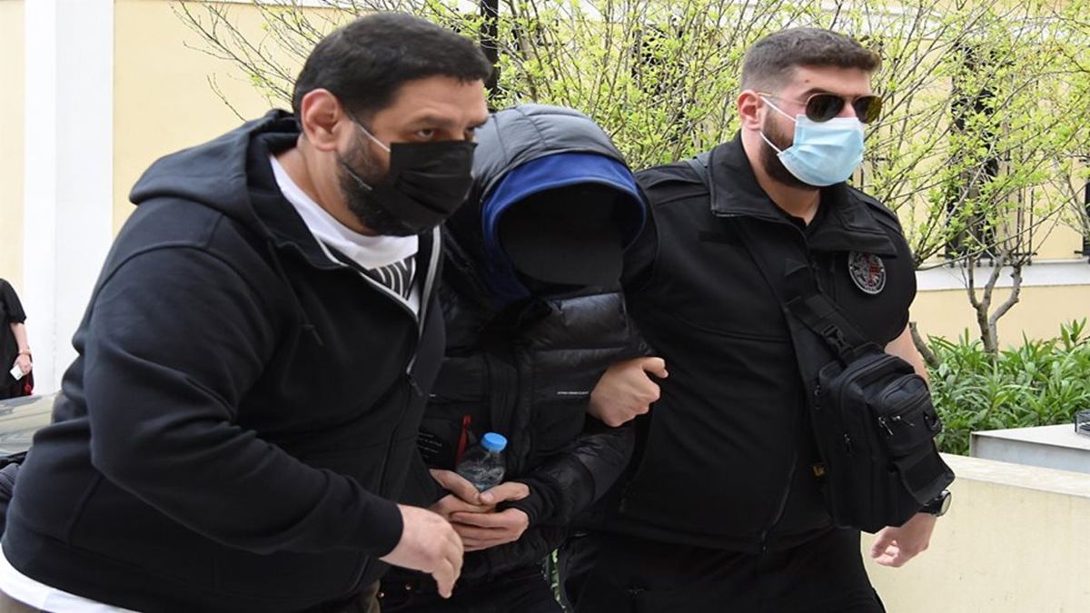Με πατερίτσες έξω από την Ευελπίδων ο Φουρθιώτης (video)