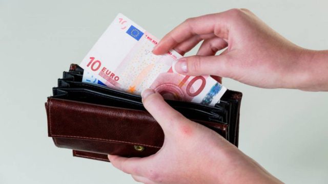 «Τριπλή» αύξηση μισθών για το 2022: Τι θα ισχύει από τη νέα χρονιά;