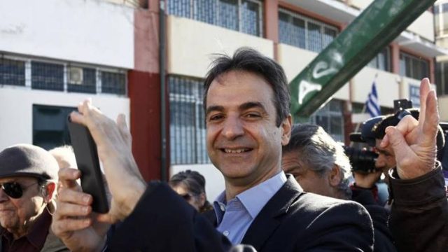 Ο Κυριάκος Μητσοτάκης σβήνει κεράκια: Η σπάνια φωτογραφία από τα πρώτα γενέθλια του πρωθυπουργού