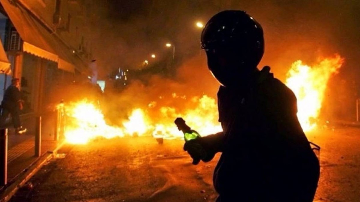 Επίθεση με μολότοφ στο ΑΤ Ακροπόλεως: Ομάδα αντιεξουσιαστών ανέλαβε την ευθύνη (video)