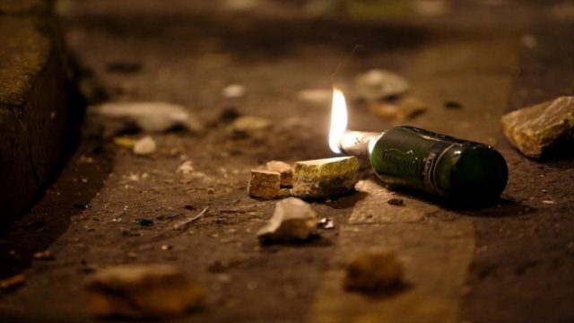 Πάτρα: Επίθεση με βόμβες μολότοφ σε Αστυνομικό Τμήμα – Τραυματίστηκε άνδρας της Ασφάλειας (video)