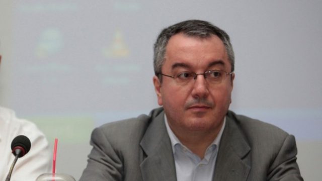 Κάντε τον πλανητάρχη: Ο Ηλίας Μόσιαλος έπεισε αρνητή ταξιτζή να κάνει το εμβόλιο!