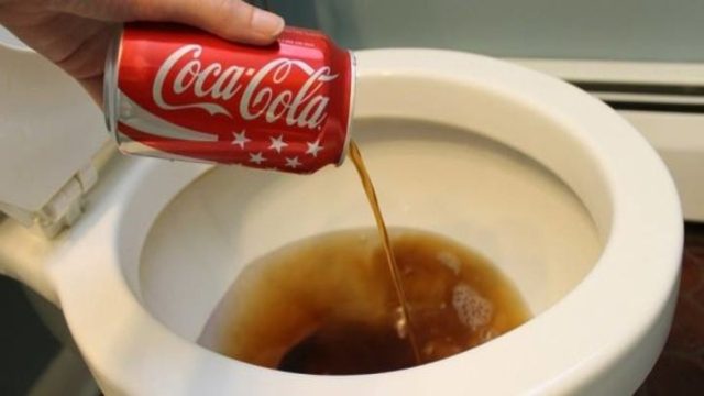 Έριξε coca cola στη λεκάνη – Με αυτό που συνέβη θα εκπλαγείτε