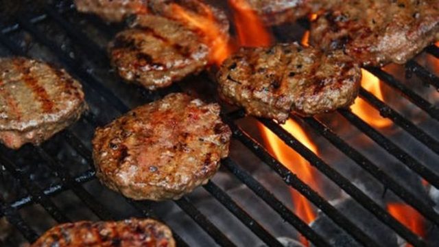 Το σούπερ κόλπο για να μην κολλήσουν ποτέ ξανά τα μπιφτέκια σας στη σχάρα
