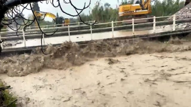Συνεχίζει ακάθεκτη η κακοκαιρία:  Εκκενώνεται περιοχή και στη Ναύπακτο