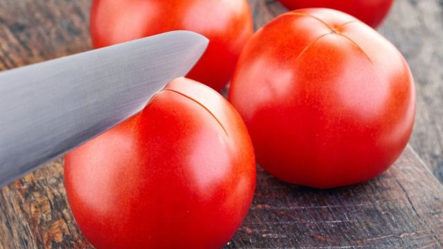 Ξεφλουδίστε τη ντομάτα γρήγορα και απλά με αυτό το κόλπο