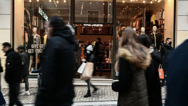 Εορταστικό ωράριο: Πώς θα λειτουργήσουν σήμερα Παραμονή Πρωτοχρονιάς τα σούπερ μάρκετ, καταστήματα, τράπεζες και ΜΜΜ