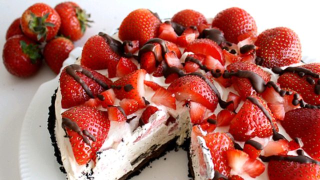 Αφράτο γλυκό ψυγείου με βάση oreo, κρέμα τυριού και φράουλες