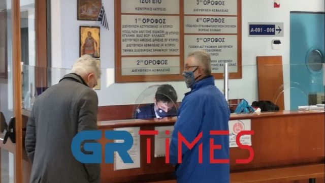 Στάθης Παναγιωτόπουλος: Η στιγμή που παραδίνεται στην Αστυνομία της Θεσσαλονίκης