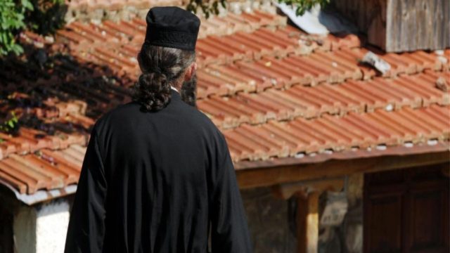 Κρήτη: Στο νοσοκομείο με κορονοϊό αρνητής ιερομόναχος