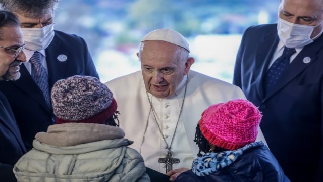Συγκλονίζει ο Πάπας Φραγκίσκος: “Η Μεσόγειος έγινε ένα κρύο κοιμητήριο δίχως επιγραφές” – Πρόσφυγας του απηύθυνε λόγο (video)