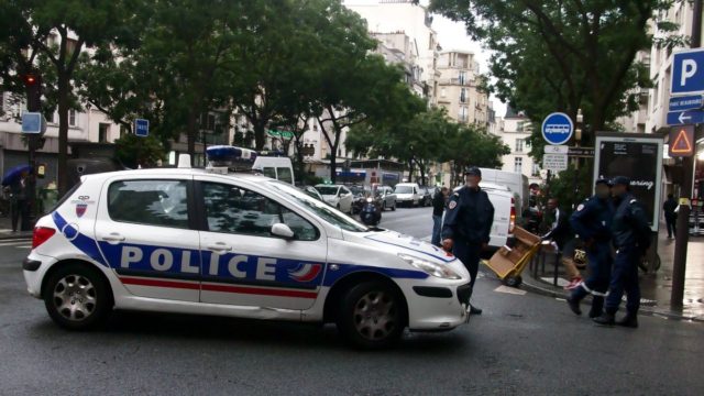 Συναγερμός στο Παρίσι: Ένοπλος κρατάει ομήρους δύο γυναίκες