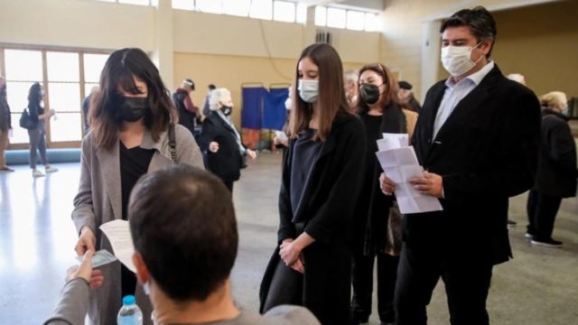 Εκλογές ΚΙΝΑΛ – Φώφη Γεννηματά: Στην Καλλιθέα ψήφισε η οικογένειά της – Μαυροφορεμένα τα παιδιά της