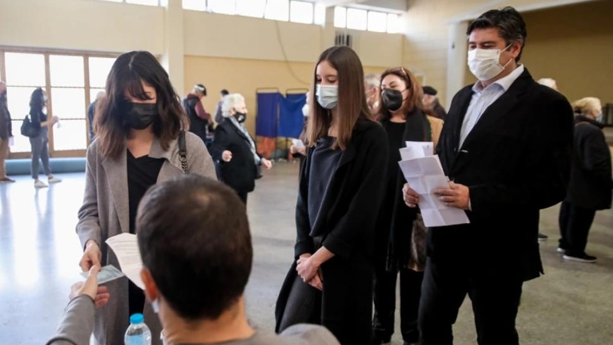 Εκλογές ΚΙΝΑΛ – Φώφη Γεννηματά: Στην Καλλιθέα ψήφισε η οικογένειά της – Μαυροφορεμένα τα παιδιά της