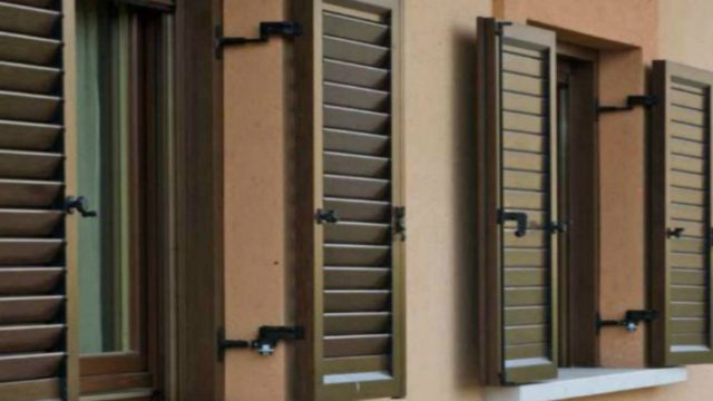 Καθαρίστε τα παντζούρια εύκολα και γρήγορα με 5 απλές κινήσεις