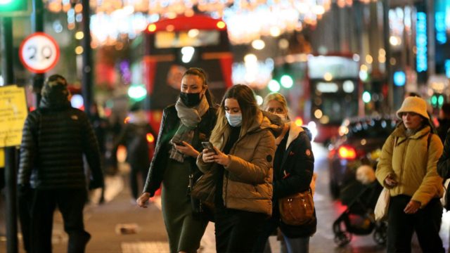 Συναγερμός Μόσιαλου: Επελαύνει η Όμικρον – Θα κολλήσουν πενταπλάσιοι σε σχέση με τη Δέλτα