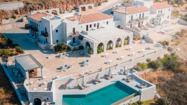 Οίτυλο: Σε αυτό το «μυστικό» χωριό της Λακωνικής Μάνης θα ζήσεις την αυθεντική μανιάτικη φιλοξενία