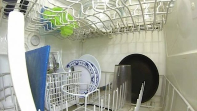 Τοποθέτησε κάμερα μέσα στο πλυντήριο πιάτων – Αυτό που κατέγραψε θα σας εκπλήξει