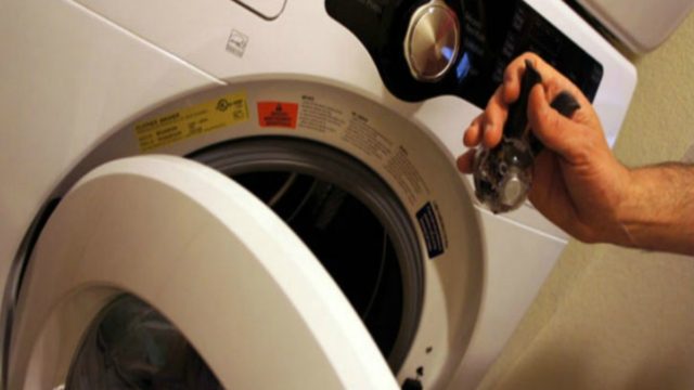 Δείτε τι έριξε στο πλυντήριο ρούχων – Ελάχιστοι ξέρουν αυτό το φοβερό τέχνασμα