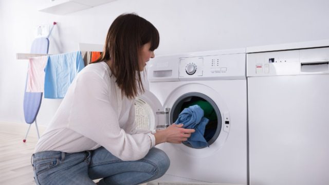 Ξέβαψαν τα ρούχα στο πλυντήριο; Δείτε πώς θα τα σώσετε!