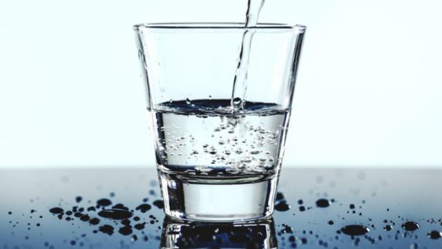 Μύθος τα 8 με 10 ποτήρια νερό ημερησίως! – Ένας εύκολος τρόπος για να υπολογίσεις πόσο νερό χρειάζεσαι!
